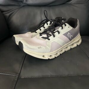 Women’s cloud runner green and white